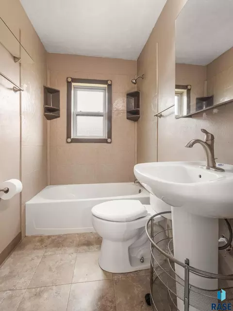 Bath - 603 18th St, Sioux Falls, SD 57105 photo 1 of 2