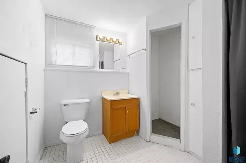 Bath - 2700 E 12th St, Sioux Falls, SD 57103 photo 3 of 3