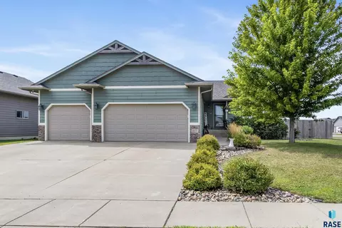 427 Adrianna Ave, Harrisburg, SD 57032