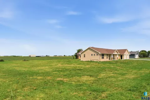 Exterior - 713 S King Street St, Dimock, SD 57331 photo 12 of 12