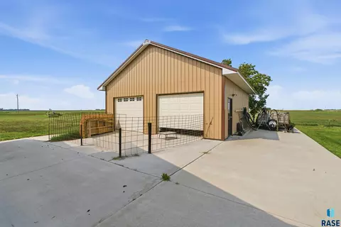 Exterior - 713 S King Street St, Dimock, SD 57331 photo 3 of 12