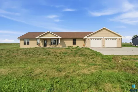 Exterior - 713 S King Street St, Dimock, SD 57331 photo 6 of 12