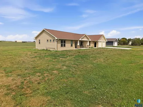 Exterior - 713 S King Street St, Dimock, SD 57331 photo 4 of 12