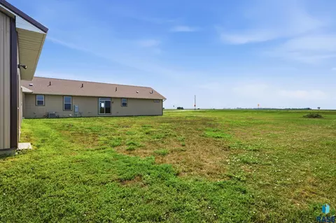 Exterior - 713 S King Street St, Dimock, SD 57331 photo 10 of 12