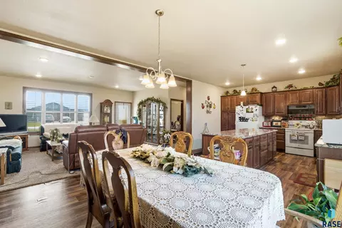 Dining - 713 S King Street St, Dimock, SD 57331 photo 3 of 3