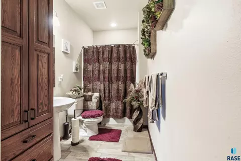 Bath - 713 S King Street St, Dimock, SD 57331 photo 3 of 6