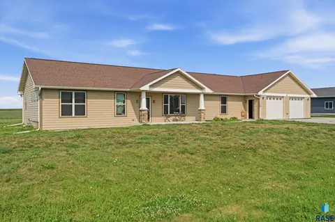 Exterior - 713 S King Street St, Dimock, SD 57331 photo 5 of 12