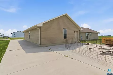 Exterior - 713 S King Street St, Dimock, SD 57331 photo 2 of 12
