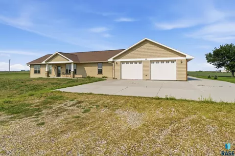 Exterior - 713 S King Street St, Dimock, SD 57331 photo 7 of 12