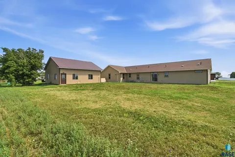 Exterior - 713 S King Street St, Dimock, SD 57331 photo 9 of 12