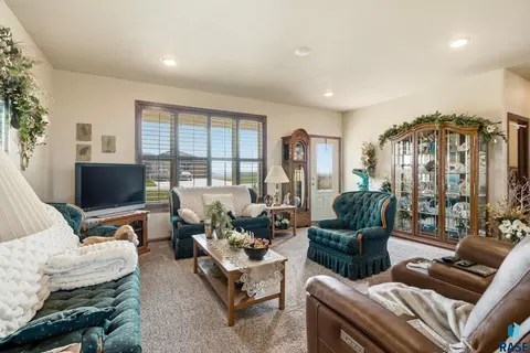 Living - 713 S King Street St, Dimock, SD 57331 photo 3 of 4