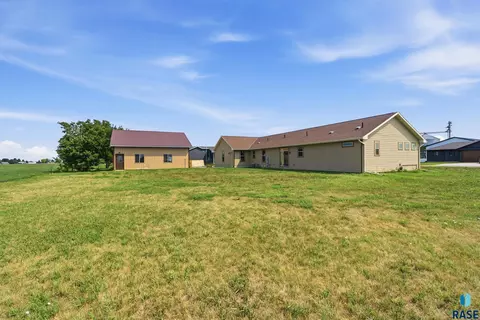 Exterior - 713 S King Street St, Dimock, SD 57331 photo 11 of 12