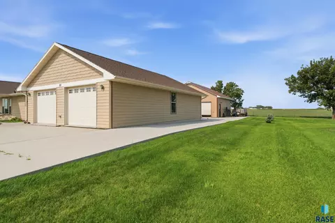 Exterior - 713 S King Street St, Dimock, SD 57331 photo 8 of 12