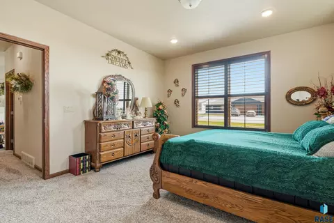 Bedroom - 713 S King Street St, Dimock, SD 57331 photo 4 of 7
