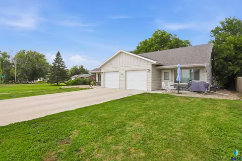 Exterior - 208 W 4th St, Worthing, SD 57077 photo 2 of 8
