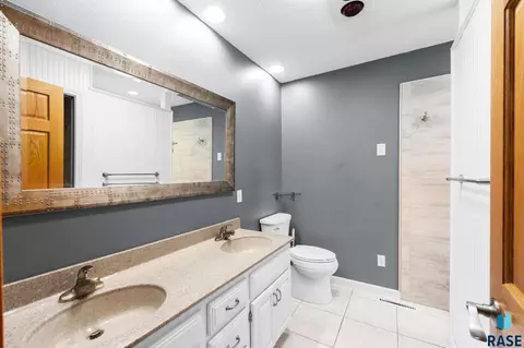 Bath - 3828 E Dawley Ct, Sioux Falls, SD 57103 photo 1 of 1