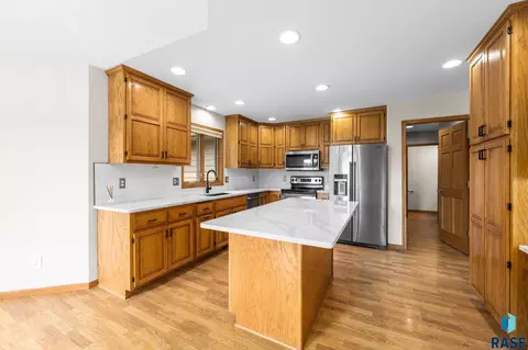 Kitchen - 3828 E Dawley Ct, Sioux Falls, SD 57103 photo 4 of 8