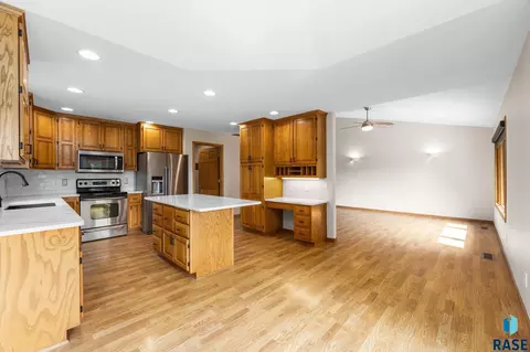 Kitchen - 3828 E Dawley Ct, Sioux Falls, SD 57103 photo 3 of 8