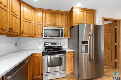 Kitchen - 3828 E Dawley Ct, Sioux Falls, SD 57103 photo 5 of 8