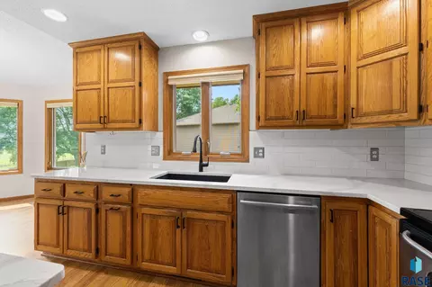 Kitchen - 3828 E Dawley Ct, Sioux Falls, SD 57103 photo 6 of 8