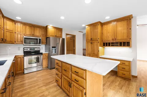 Kitchen - 3828 E Dawley Ct, Sioux Falls, SD 57103 photo 2 of 8
