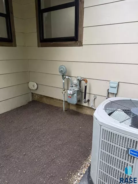 Exterior - 708 S Relanto St, Freeman, SD 57029 photo 8 of 8