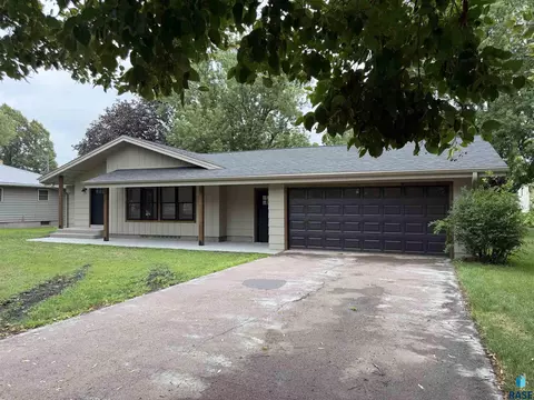 Exterior - 708 S Relanto St, Freeman, SD 57029 photo 6 of 8