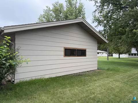 Exterior - 708 S Relanto St, Freeman, SD 57029 photo 7 of 8