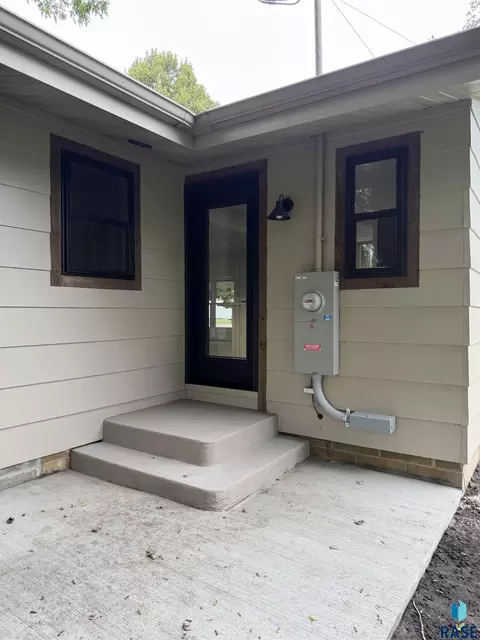 Exterior - 708 S Relanto St, Freeman, SD 57029 photo 4 of 8