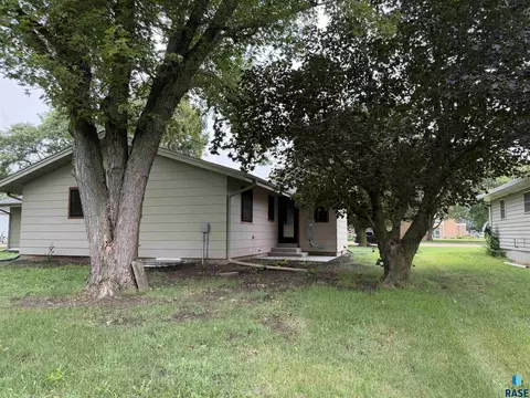 Exterior - 708 S Relanto St, Freeman, SD 57029 photo 3 of 8