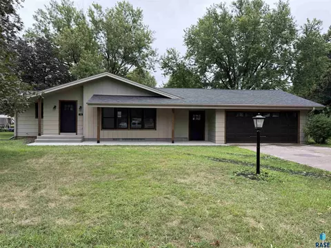 708 S Relanto St, Freeman, SD 57029