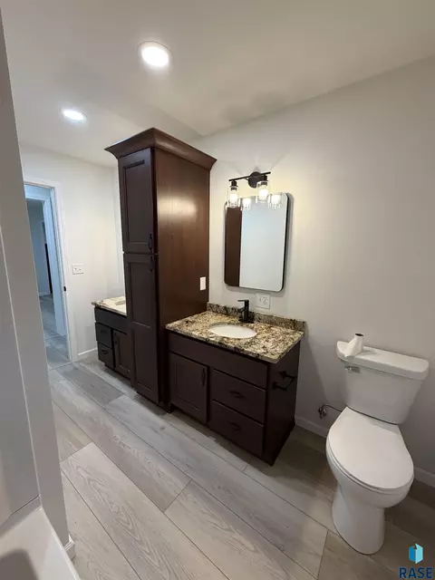 Bath - 708 S Relanto St, Freeman, SD 57029 photo 5 of 8