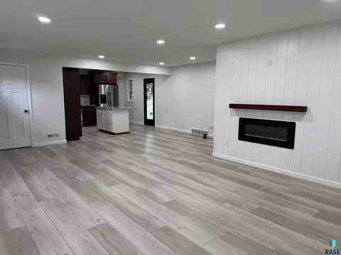 Living - 708 S Relanto St, Freeman, SD 57029 photo 2 of 6