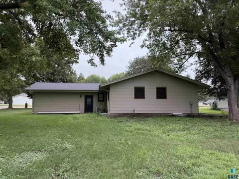 Exterior - 708 S Relanto St, Freeman, SD 57029 photo 2 of 8