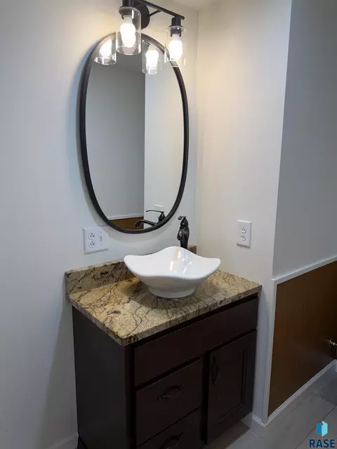 Bath - 708 S Relanto St, Freeman, SD 57029 photo 6 of 8