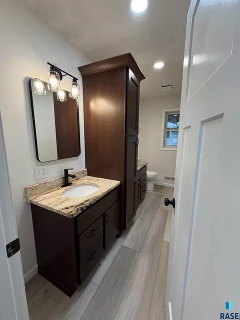 Bath - 708 S Relanto St, Freeman, SD 57029 photo 4 of 8