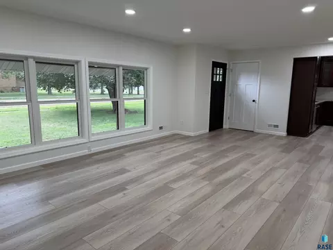 Living - 708 S Relanto St, Freeman, SD 57029 photo 4 of 6