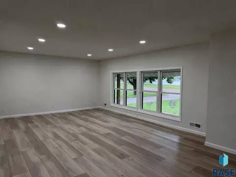 Living - 708 S Relanto St, Freeman, SD 57029 photo 1 of 6