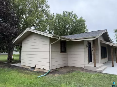 Exterior - 708 S Relanto St, Freeman, SD 57029 photo 5 of 8