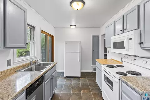 Kitchen - 804 E Presentation St, Sioux Falls, SD 57104 photo 2 of 4