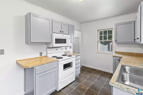 Kitchen - 804 E Presentation St, Sioux Falls, SD 57104 photo 3 of 4