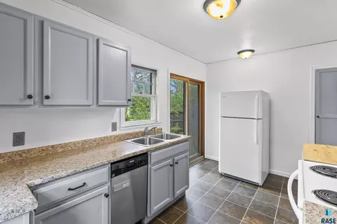 Kitchen - 804 E Presentation St, Sioux Falls, SD 57104 photo 1 of 4