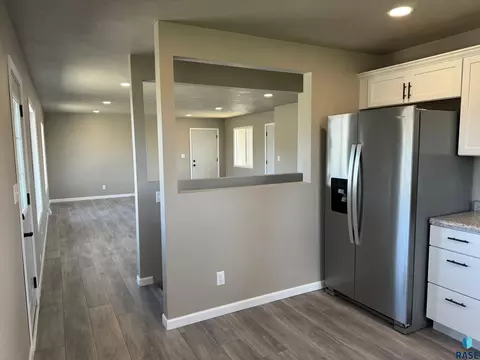Entry Way - 1513 S Splitrock Blvd, Brandon, SD 57005 photo 1 of 2