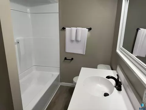 Bath - 1513 S Splitrock Blvd, Brandon, SD 57005 photo 1 of 1