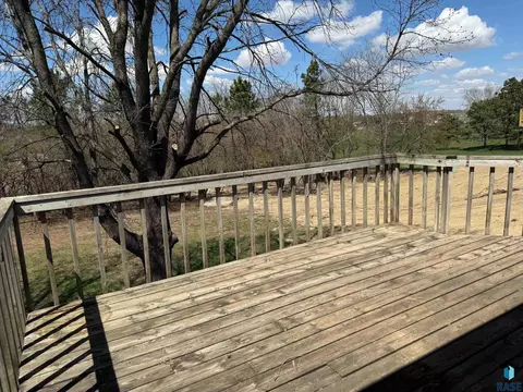 Exterior - 1513 S Splitrock Blvd, Brandon, SD 57005 photo 5 of 7