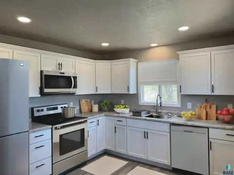 Kitchen - 1513 S Splitrock Blvd, Brandon, SD 57005 photo 1 of 1