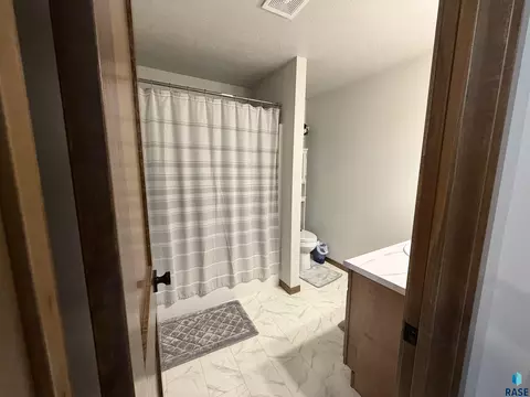 Bath - 8106 E Tencate Pl, Sioux Falls, SD 57110 photo 2 of 2