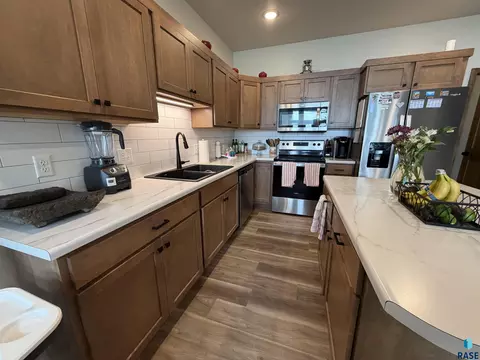 Kitchen - 8106 E Tencate Pl, Sioux Falls, SD 57110 photo 2 of 2
