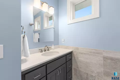Bath - 9004 E Torrey Pine Cir, Sioux Falls, SD 57110 photo 2 of 13