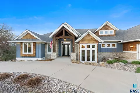Exterior - 9004 E Torrey Pine Cir, Sioux Falls, SD 57110 photo 2 of 9